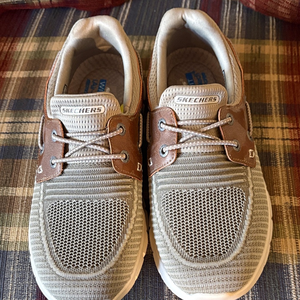 Skechers Wide fit Men’s Slip-On Knit Sneakers in Light Gray and Brown Accents